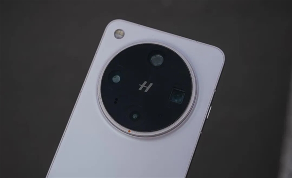 为了测试OPPO Find X8 Ultra：我们租了一架直升飞机