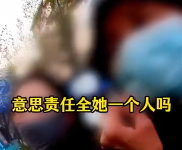 女子骑电动车闯红灯撞车受伤 交警霸气回应：全责