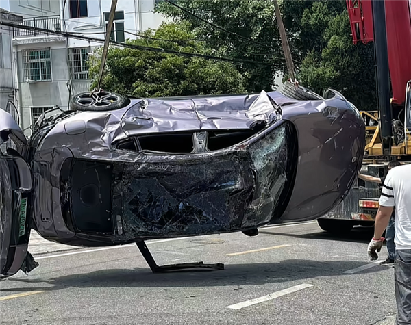 小米SU7被大货车溜车砸到车底致报废：车门能开、语音能用