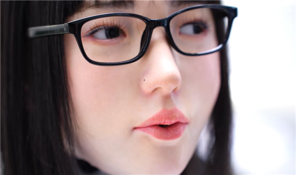 松延动力新一代女机器人面部表情逼真 近观太震撼