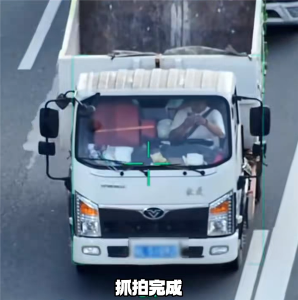 深圳交警使用无人机抓拍开车玩手机 网友：建议全国推广