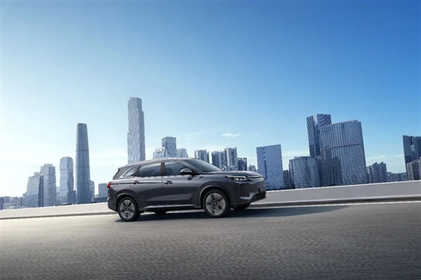 7.98万买中型插混SUV 纯电续航起步就165km！蓝电E5 PLUS先享版杀疯了