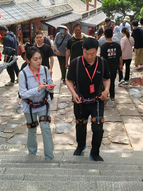 老人们的登山神器！实地探访泰山外骨骼机器人