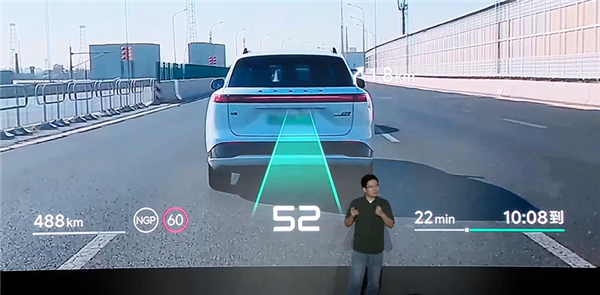 小鹏追光全景抬头显示亮点解读：行业首次把导航路线画在真实道路