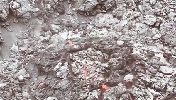 如同爆痘！印尼男子拍到杜科诺火山爆发瞬间